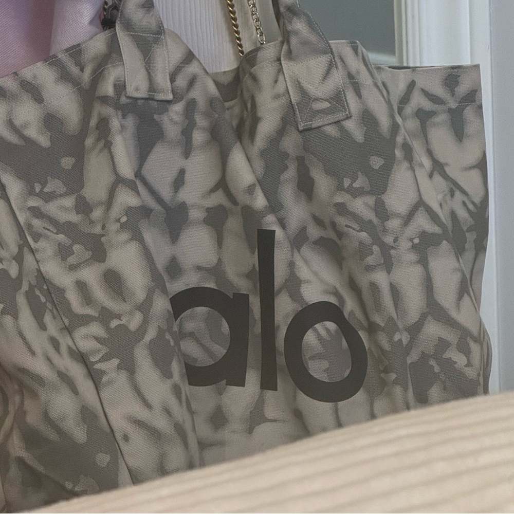 ALO Yoga Gray Patterned Tote Bag